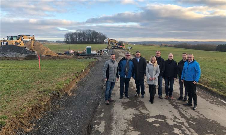 Der Ausbau der K 64 zwischen Sessenhausen und Altenhofen läuft gut. Davon konnten sich Vertreter der beteiligten Kommunen und Behörden anlässlich eines Besuchs an der Baustelle des 2. Bauabschnitts überzeugen.