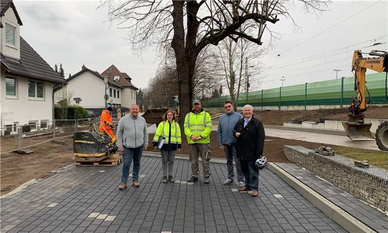 Der Ausbau der Siebengebirgsstraße in Unkel verläuft weiter nach Plan. Davon überzeugte sich Stadtbürgermeister Gerhard Hausen kürzlich im Rahmen einer Ortsbesichtigung mit Vertreterinnen und Vertretern der bauausführenden Firmen und Volker Schmidt-Briel vom Fachbereich Infrastruktur und Bauwesen der Verbandsgemeindeverwaltung. Foto: privat