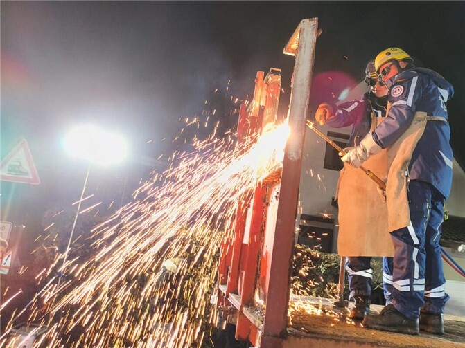 Der Ausbilder (l.) gibt der THW-Einsatzkraft Tipps beim thermischenTrennen.  Foto: THW Ahrweiler, Sven Dobkowitz