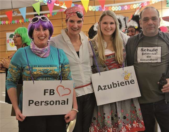 Der Ausbildungstalk sorgte für gute Stimmung (v.l.): Britta Röhrig, Pressesprecherin Marion Lübbehüsen, Azubiene Kimberly Planckermann und Schulhausmeister Uwe Puhl.