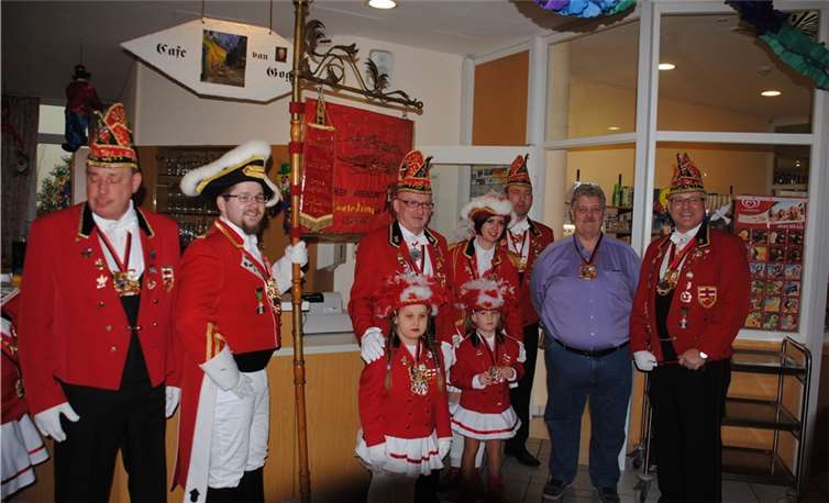 Der Ausfall des Koblenzer Rosenmontagszuges brachte die Dähler Narrenzunft Bornskrug 1881 e.V. spontan auf die Idee, das Caritashaus St. Elisabeth und das Seniorenzentrum Asterstein zu besuchen. privat