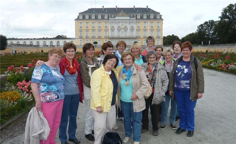 Der Ausflug der Damengymnastikgruppe des Postsportvereins Remagen führte jüngst zum Schloss Augustusburg in Brühl. Da das Wetter mitspielte, konnten die Damen auch einen Spaziergang im Schlosspark unternehmen. privat