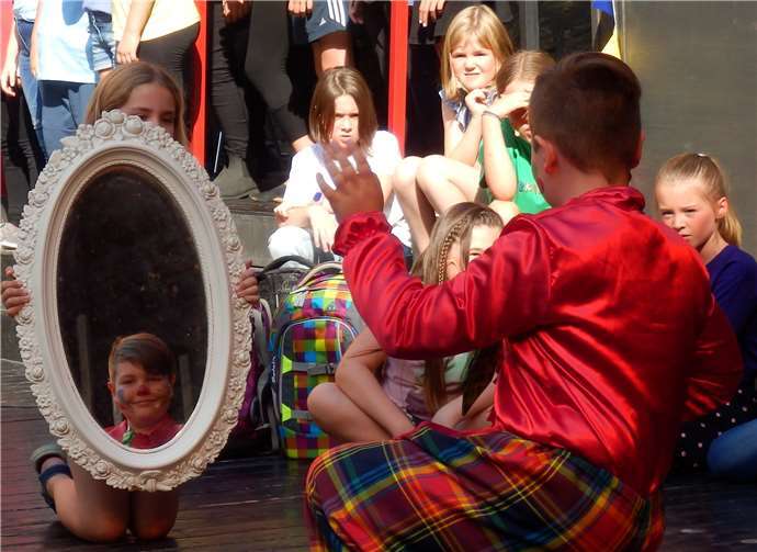 Der Aushilfszauberer stellte auf der Freilichtbühne in der Burg Mayen sein Können unter Beweis.