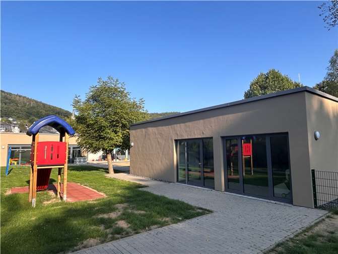 Der Außenbereich der Kita Anlage mit der neuen Rutsche und einer Schaukel. Der Sonnenschutz für die Kinder wird derzeit errichtet. Foto:Thomas Boden