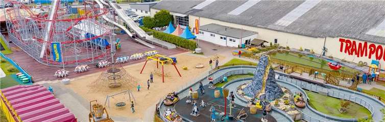 Der Außenbereich des Trampolino’s bietet jede Menge Fahrgeschäfte, aber auch Grillhütten für Familienfeiern an. Foto: WAMFO.de