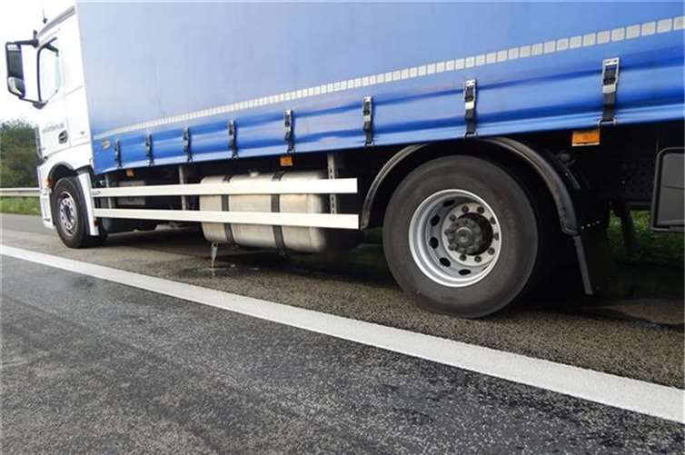 Der Außentank eines Lkw wurde durch ein verlorenes Metallteil aufgerissen. Fotos: Polizei