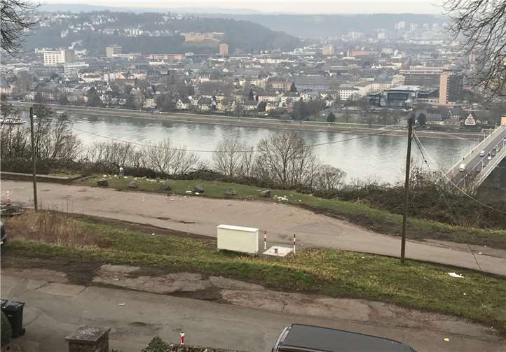 Der Aussichtspunkt vor dem Hotel "Rheinkrone" ist häufig nach nächtlichen Treffen am nächsten Tag vermüllt. Foto: CDU OV Pfaffendorf/Asterstein