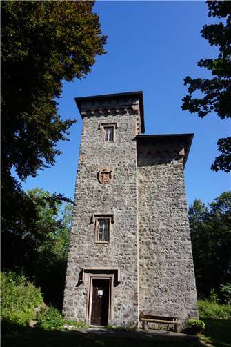 Der Aussichtsturm wurde aus originalen Trümmerteilen errichtet.Fotos: ROB