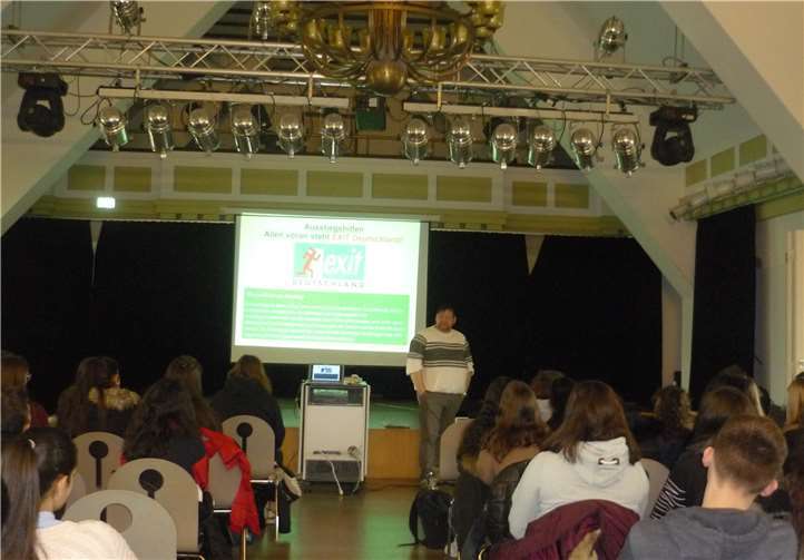 Der Aussteiger aus der nationalsozialistischen Szene sprach vor rund 150 Schülern von den Fehlern seiner Vergangenheit.Foto: privat