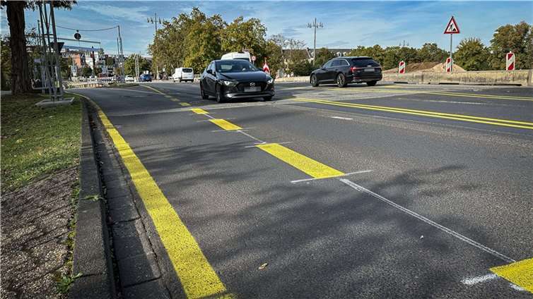 Der Austausch der gelben Fahrbahnmarkierung sorgt für bessere Sichtbarkeit bei verschiedenen Witterungsverhältnissen. 