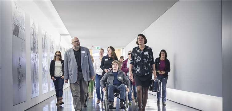 Der Austausch mit dem Publikum liegt Dr. Annette Krapp sehr am Herzen.Ihre Aufgabe ist die Kunstvermittlung. Fotos: Helmut Reinelt