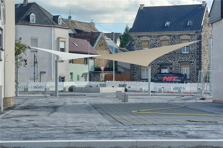 Der Austragungsort des Trödelmarkts 2026 wird unter und rund um das neue Ochtendunger Sonnensegel auf dem Raiffeisenplatz sein.