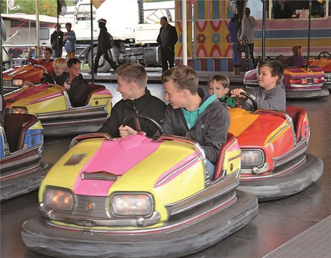 Der Auto-Scooter steht bei den Kids auf der Wormersdorfer Kirmes hoch im Kurs. Mit Kinderkarussell, Kettenkarussell, Los- und Schießbude, Kinderschiffsschaukel und Büchsenwerfen boten die Schausteller gerade für die kleinen Besucher Spiel und Spaß an allen vier Kirmestagen.