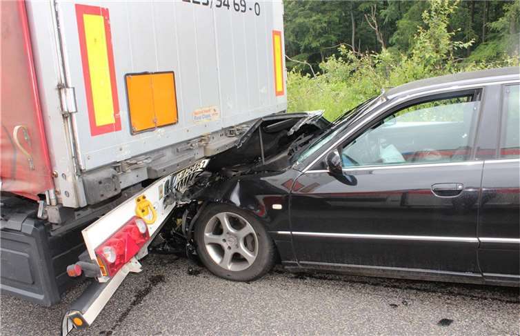 Der Autofahrer war mit dem Pkw auf einen Lkw aufgefahren.