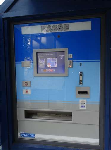 Der Automat am Kundencenter wird inzwischen von der großen Mehrheit der Barzahler genutzt. Links unten ist der Scanner für den Barcode, rechts– wie am Automat fürs Parkhaus– zieht das Gerät die Scheine ein.