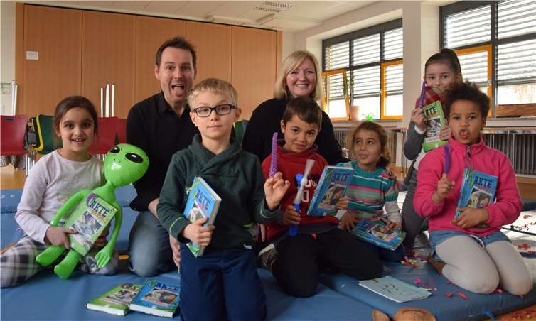 Der Autor Björn Berenz mit den Nachwuchsautoren um Evelyn Eichmann.