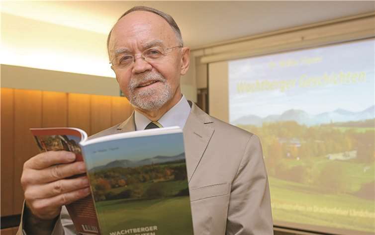 Der Autor Dr. Walter Töpner stellte jetzt im Berkumer Rathaus sein neues Buch „Wachtberger Geschichten“ vor. Foto: -JOST-