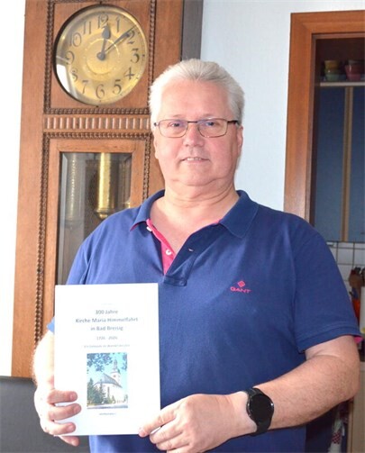 Der Autor Günter Ewen mit seinem Buch. Fotos: AKS