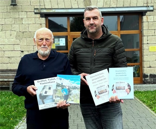 Pensionierter Pädagoge macht Heimatgeschichte lebendig Der Autor und Ortsbürgermeister Dominik Schmitz (rechts) präsentieren die bisher veröffentlichten Bücher vor der Kempenicher Kirchenscheune, deren Geschichte Inhalt des nächsten Buches von Hans-Josef Schneider sein wird. Foto: Katrin Schneider