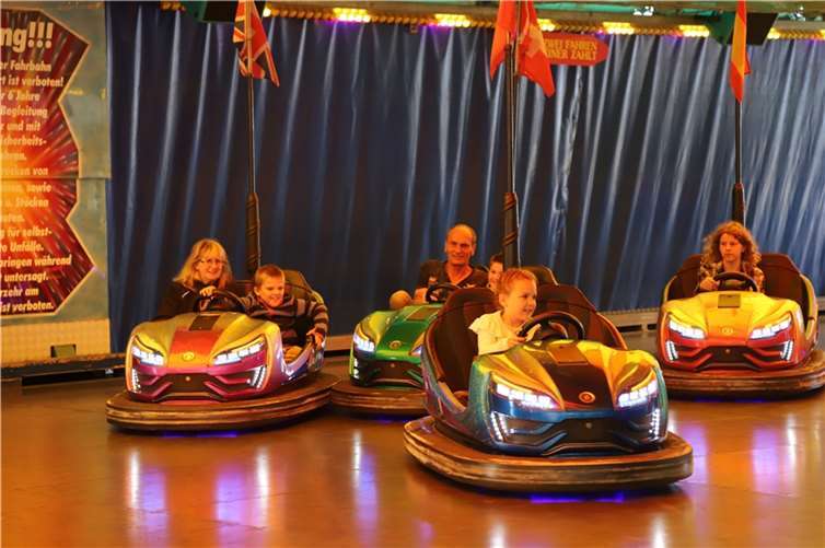 Der Autoscooter „Crash-Zone“ lässt für ein paar Minuten offizielle Verkehrsregeln vergessen.