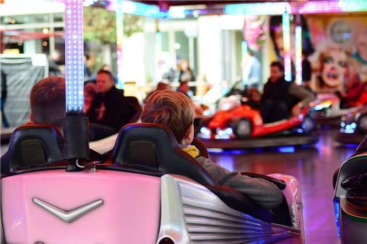 Der Autoscooter ist einer von vielen Fahrgeschäften auf dem Lukasmarkt in Mayen. Foto: CF