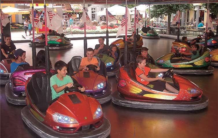 Der Autoskooter auf dem Kirchplatz ist und bleibt der klassische Treffpunkt für die jugendlichen Kirmesbesucher.