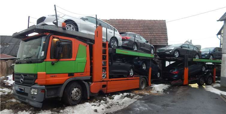 Der Autotransporter hat sich im lockeren Erdreich festgefahren. Fotos: Polizeidirektion Mayen