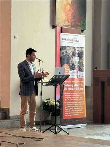 Der BDH-Jugendbeauftragte Zishan Pacha berichtete von den Zuständen inPakistan und von der ersten BDH-Hilfsaktion nach der Flutkatastrophe 2022, bei der er die Menschen vor Ort mit Lebensmitteln versorgte.