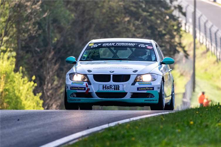 Der BMW 325i mit der Startnummer 112 bei der Anfahrt „Flugplatz“