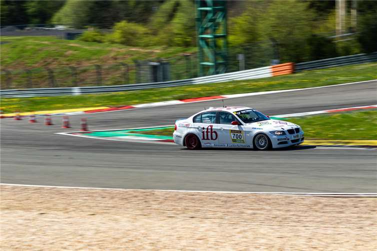 Der BMW 325i mit der Startnummer 700 im Bereich der Veedol-Schikane.