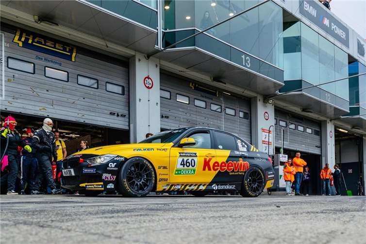 Der BMW 335i mit Flavia Pellegrino Fernandes in der Boxengasse. Foto: Rebekka Winter