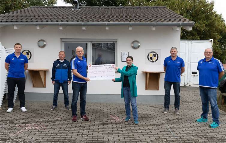 Der BSC-Vorsitzende Dietmar Wach (3.v.l.) übergibt den Spendencheck an Angela Dröge (3.v.r.) vom Ambulanten Kinder- und Jugendhospizdienst Bonn. Foto: Andreas Thun