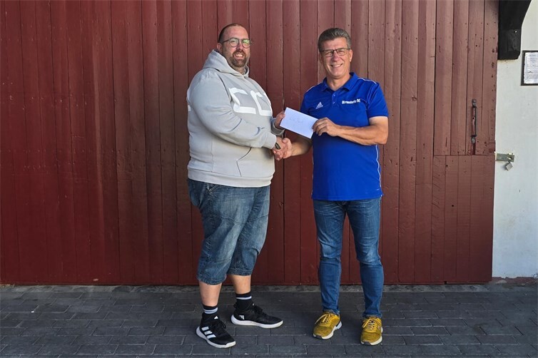Der BSC-Vorsitzende Rainer Hüffel (rechts) überreicht die Spende an Daniel Iven, den Jugendleiter der Grafschafter JSG.