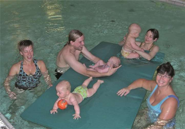 Der Babyschwimmkurs im St. Elisabeth in Mayen bietet Spiel und Spaß im Wasser für Eltern und Kinder.privat