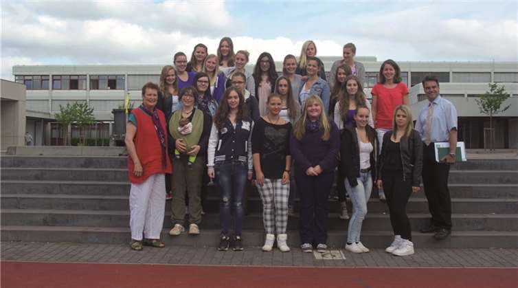 Der Babysitter-Nachwuchs der Pellenz sowie die betreuenden Erwachsenen mit Baby.  Privat