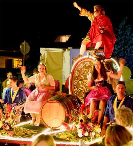 Der Bacchus thronte mit seinem großen Weinglas winkend auf seinem Weinfass.