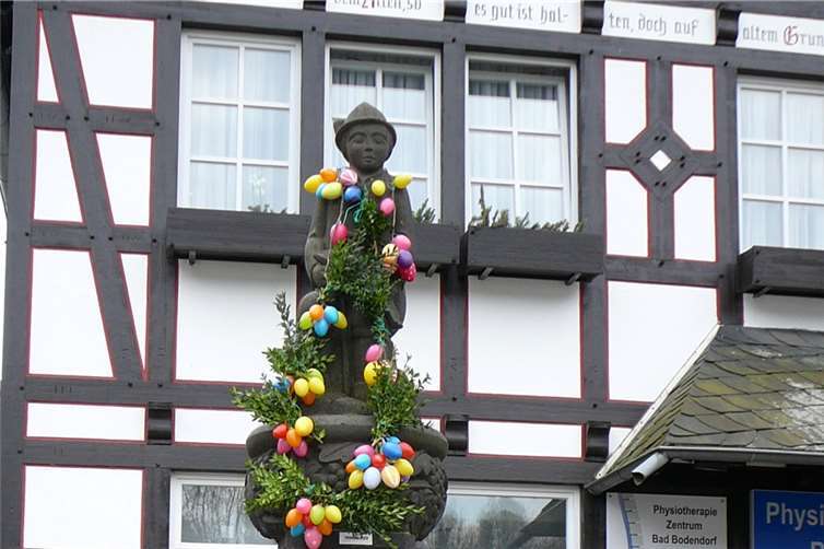 Der Bad Bodendorfer Brunnen wird zu vielen Anlässen festlich geschmückt. Stresemann