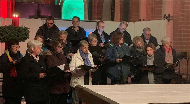 Der Bad Bodendorfer Chor „tonART“musizierte in der Kirche St. Peter.Fotos: ROB