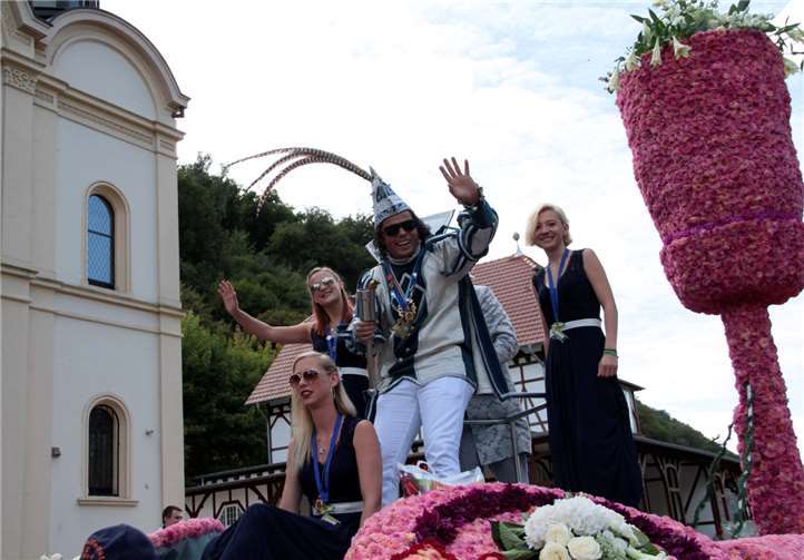 Der Bad Emser Karnevalsprinz Prinz Freddy der I von Hotel und Beach mit seinen Beachgirls.