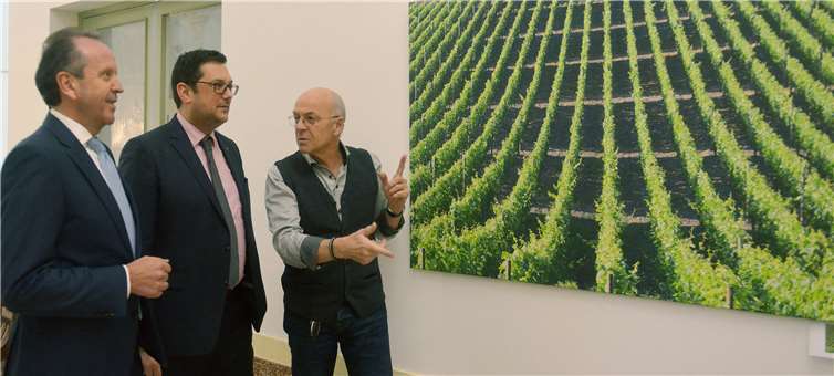 Der Bad Neuenahrer Fotograf Hans-Jürgen Vollrath erläuterte beim Eröffnungsrundgang seine eindrucksvollen Bilder.privat