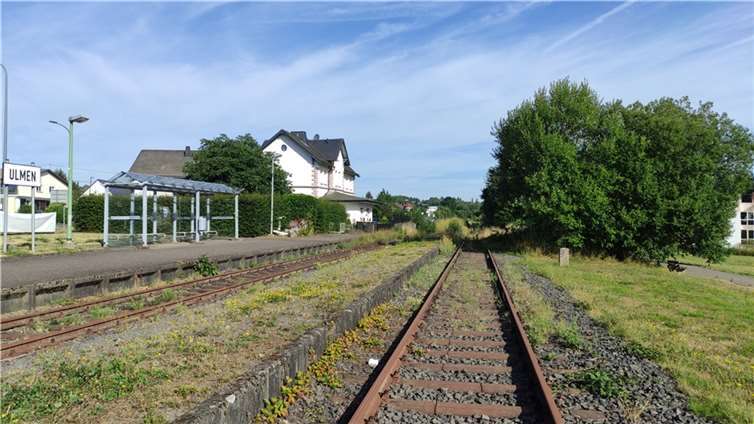 Der Bahnhof der Eifelquerbahn in Ulmen im Sommer 2022.