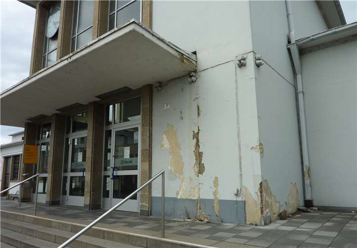 Der Bahnhofseingang mit den Schäden am Außenputz.  privat