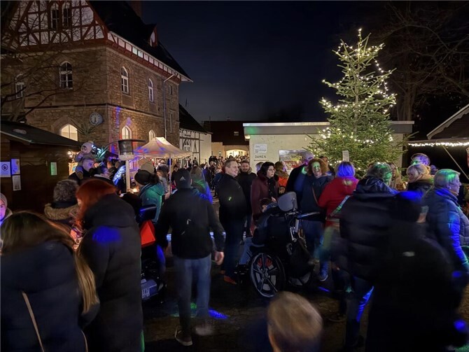 Der Bahnhofsvorplatz präsentierte sich mit stimmungsvoller Dekoration-  Foto: Sandra Seidenfuß