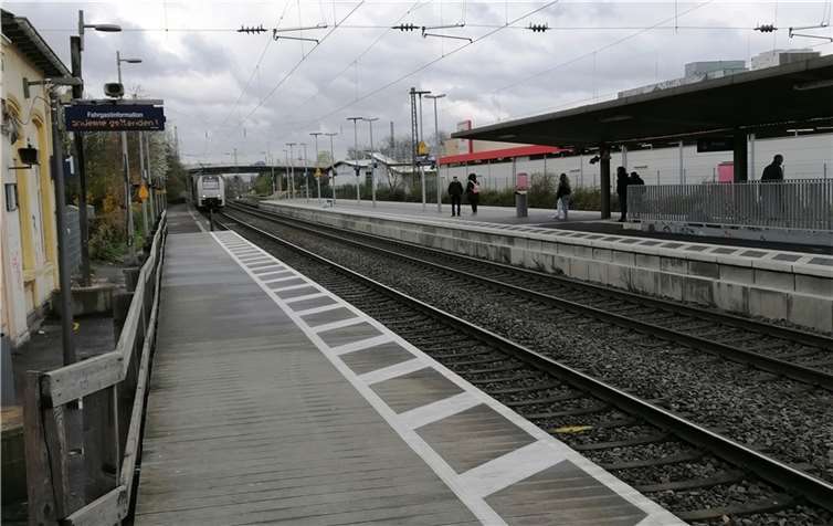 Der Bahnsteig ist Sinzig: Groß ist er nun einmal nicht.  Foto: SCHÜ