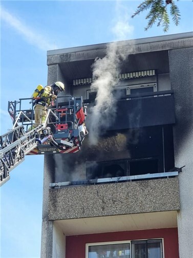 Der Balkon im vierten Stock eines Mehrfamilienhauses stand in Flammen. Foto: Winkler TV