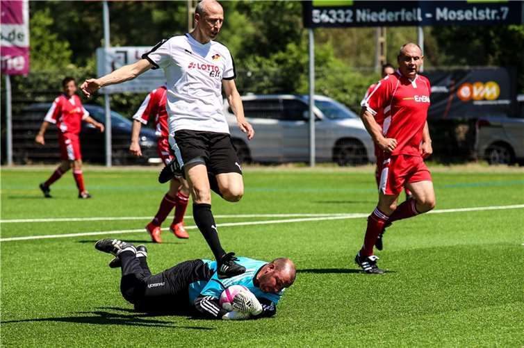 Der Ball war im doppelten Sinn heiß umkämpft.