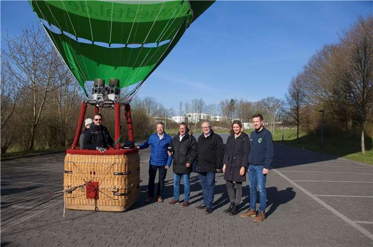 Der Ballon wurde bei strahlendem Sonnenschein durch die Landräte Achim Schwickert (Westerwaldkreis) und Dr. Peter Enders (Kreis Altenkirchen), Verbandsbürgermeister Hans-Werner Breithausen (Rengsdorf-Waldbreitbach) sowie die Touristiker Maja Büttner und Florian Fark feierlich getauft. Fotos: Wolfgang Tischler