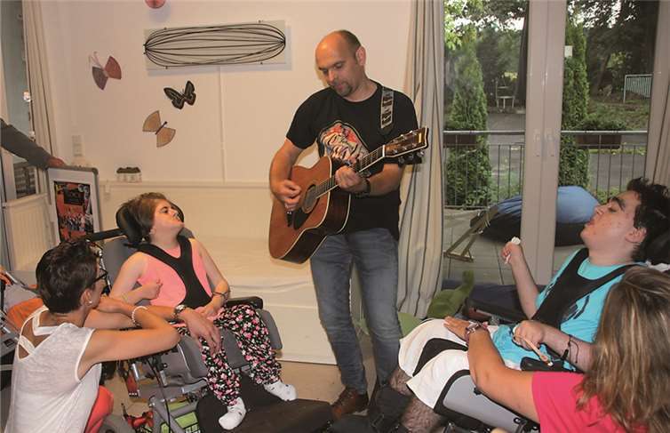 Der Bandleader, Sänger und Gitarrist Jens Nötzel konnte die Kinder für sein Gitarrenspiel begeistern.