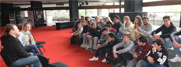 Der Bariton Iwan Krutikow im Gespräch mit den Wachtberger Schülern.Privat