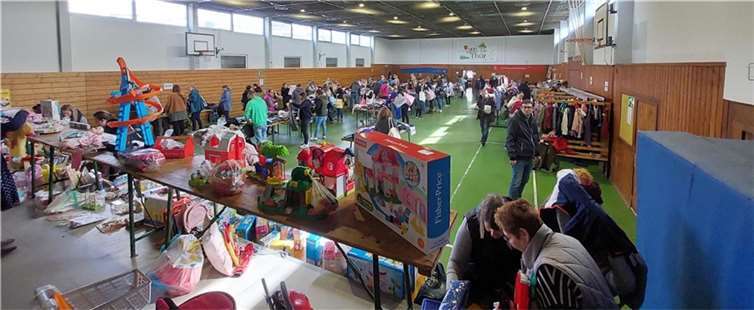 Der Basar in der Mehrzweckhalle in Thür war gut besucht.  Foto: privat